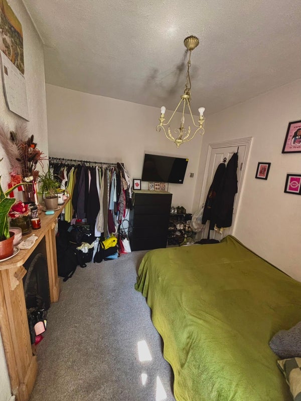Room Connaught Road in Greater London