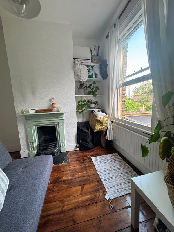 Room Connaught Road in Greater London