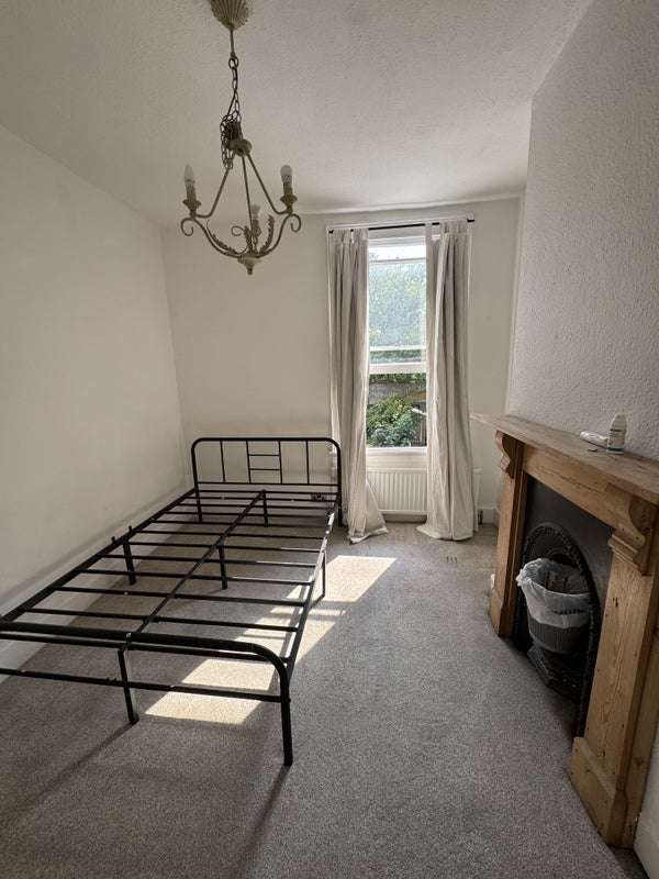 Room Connaught Road in Greater London