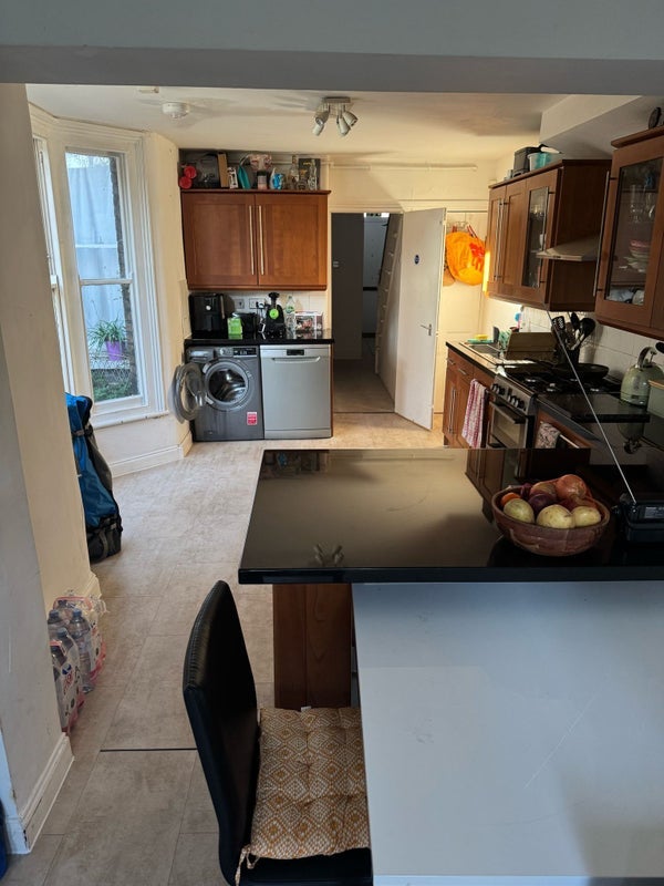 Room Connaught Road in Greater London