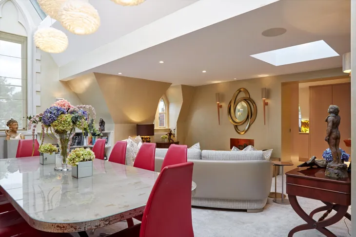 Flat Rose Square in Greater London