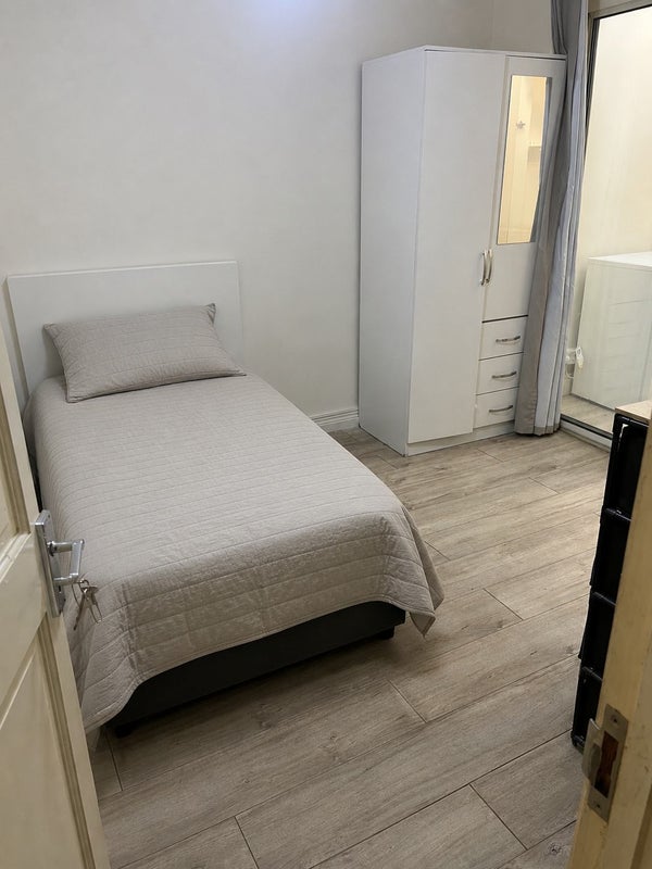 Room Brook's Road in Greater London