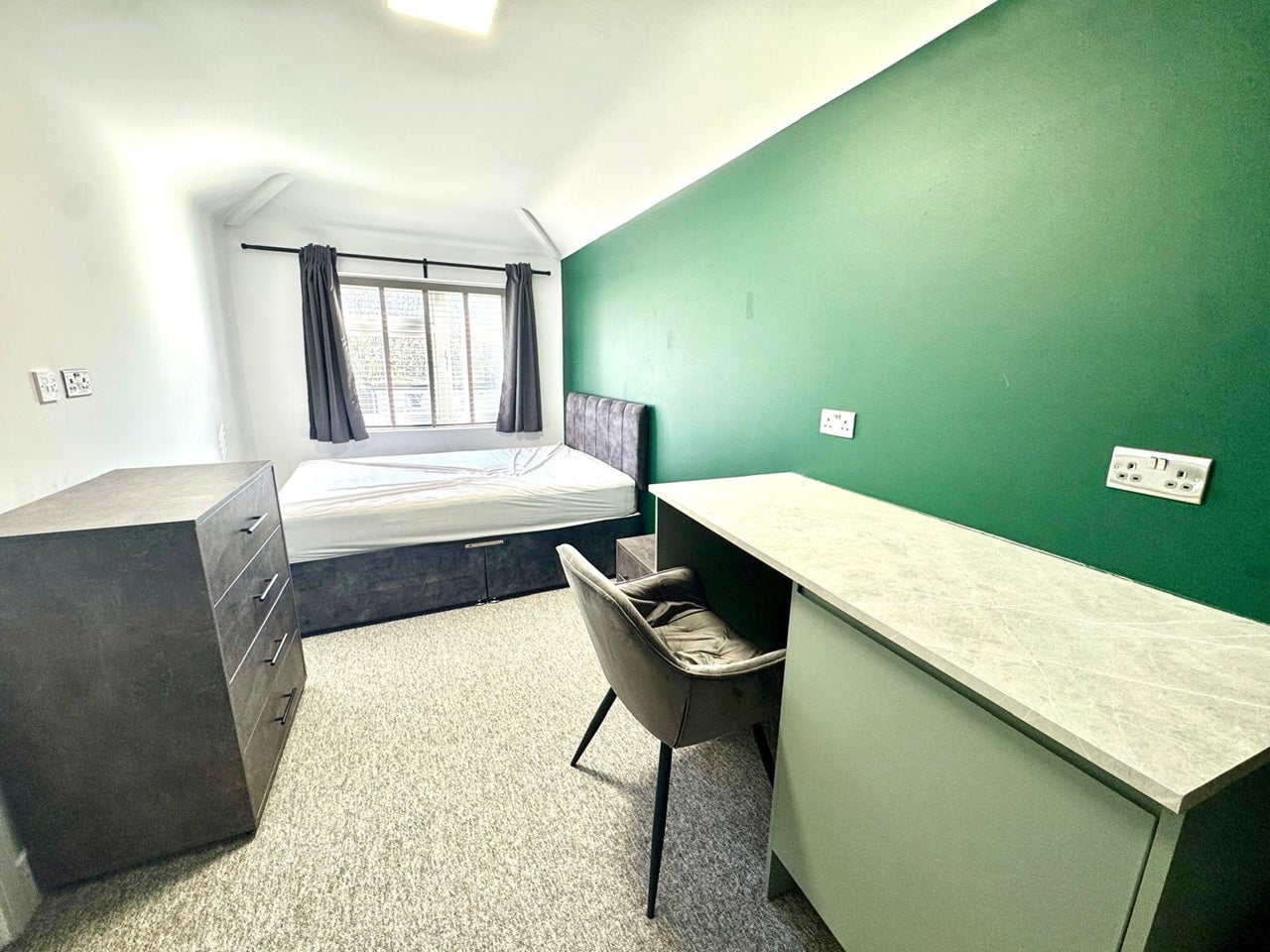 Room Abbey Parade in Greater London