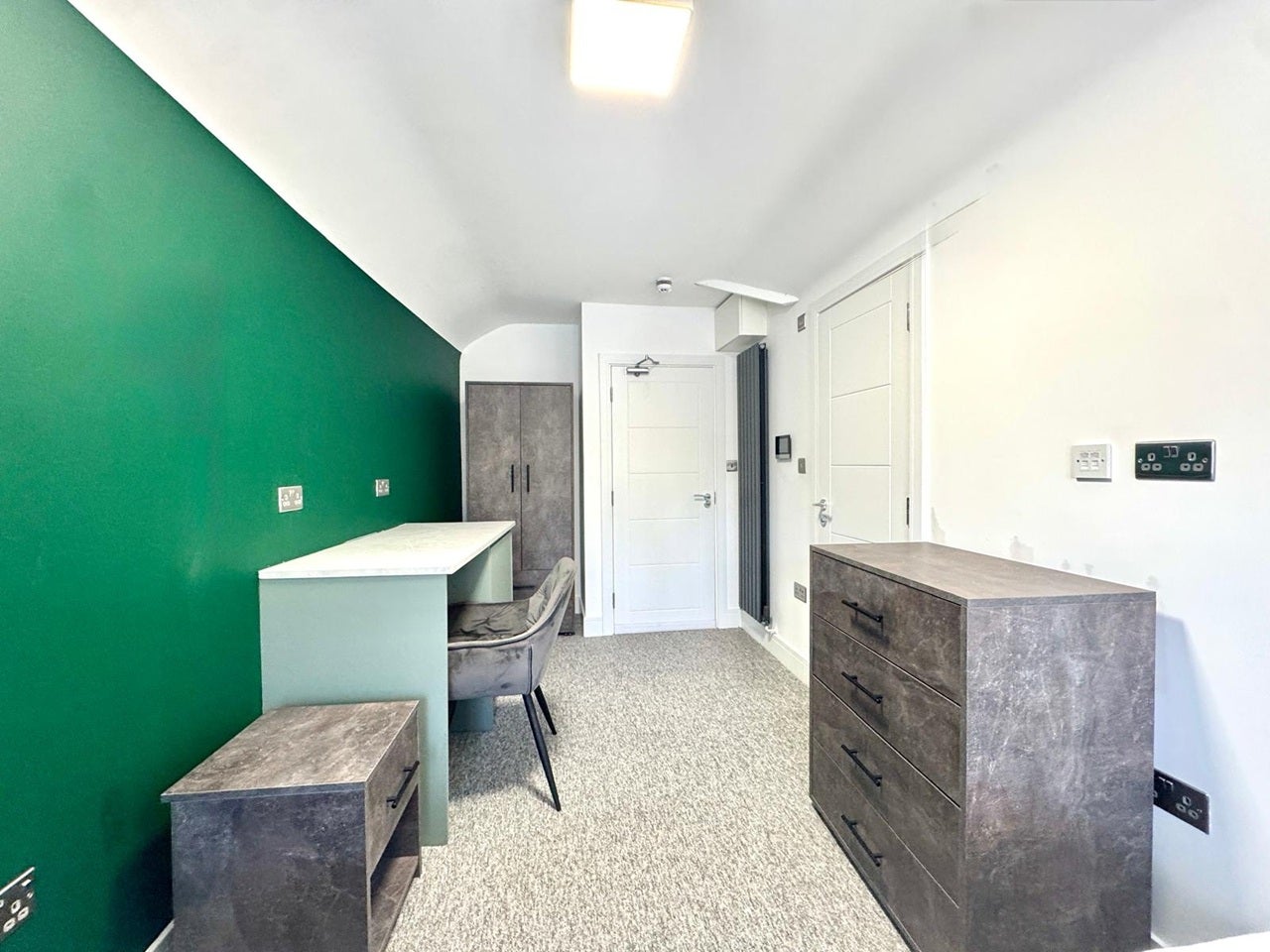 Room Abbey Parade in Greater London