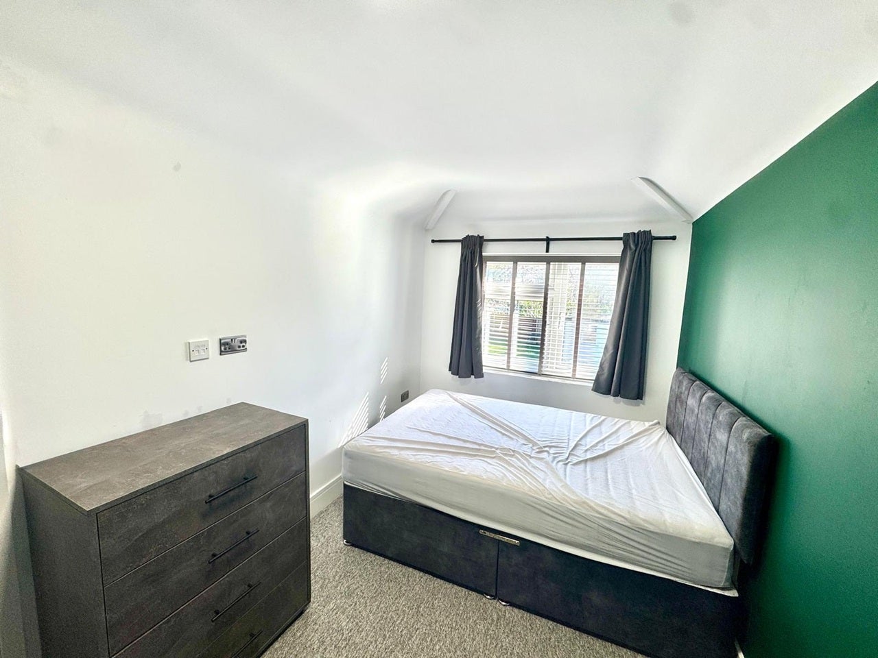Room Abbey Parade in Greater London