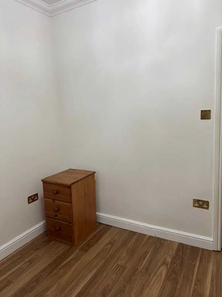 Room Castleton Road in Greater London
