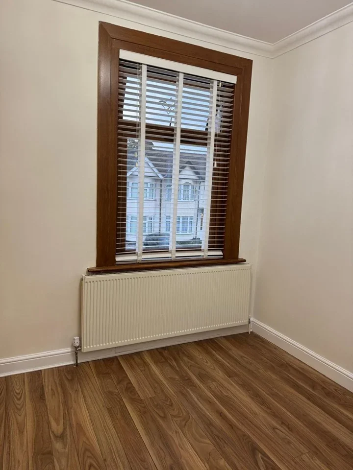 Room Castleton Road in Greater London