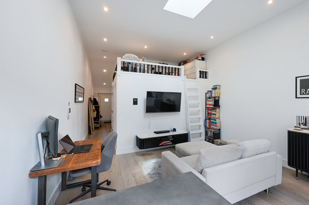 Flat Longman Mews in Greater London