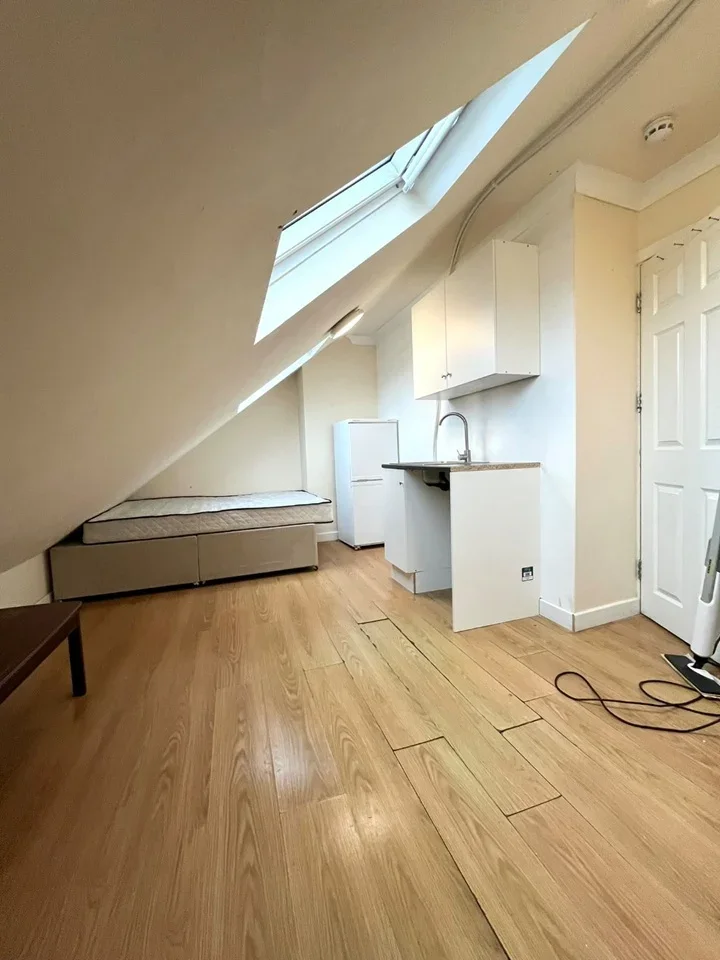 Room Greenland Crescent in Greater London