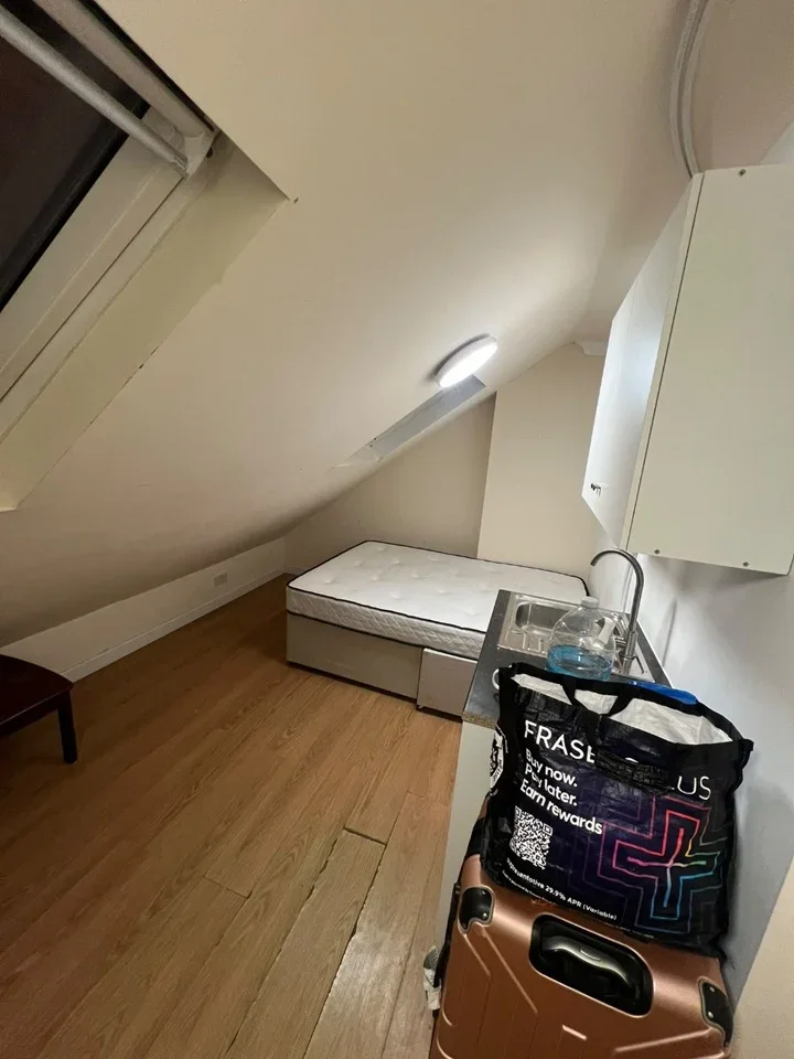 Room Greenland Crescent in Greater London