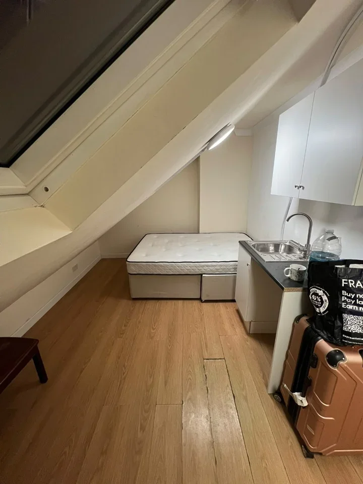 Room Greenland Crescent in Greater London