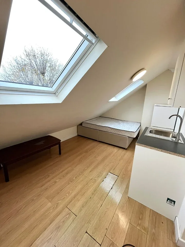 Room Greenland Crescent in Greater London