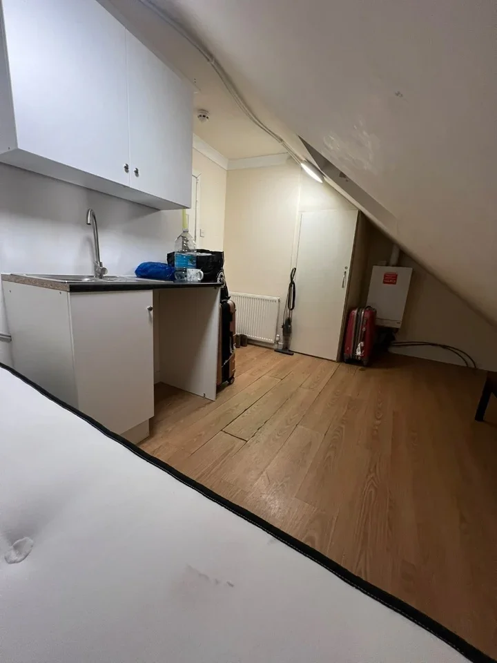 Room Greenland Crescent in Greater London