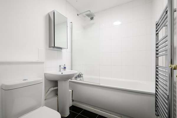 Flat Putney Bridge Road in Greater London