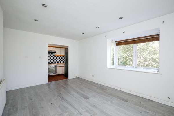 Flat Putney Bridge Road in Greater London