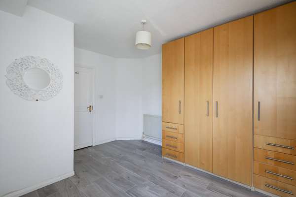 Flat Putney Bridge Road in Greater London