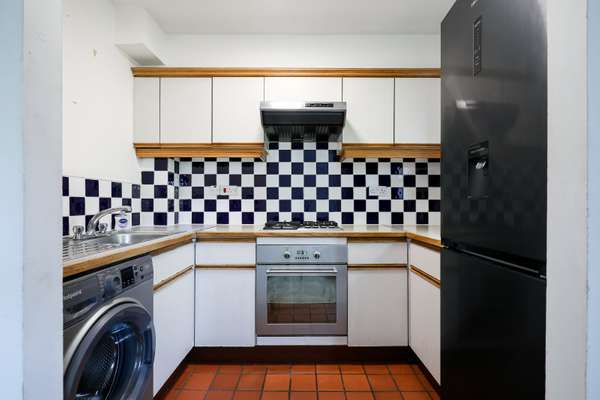 Flat Putney Bridge Road in Greater London