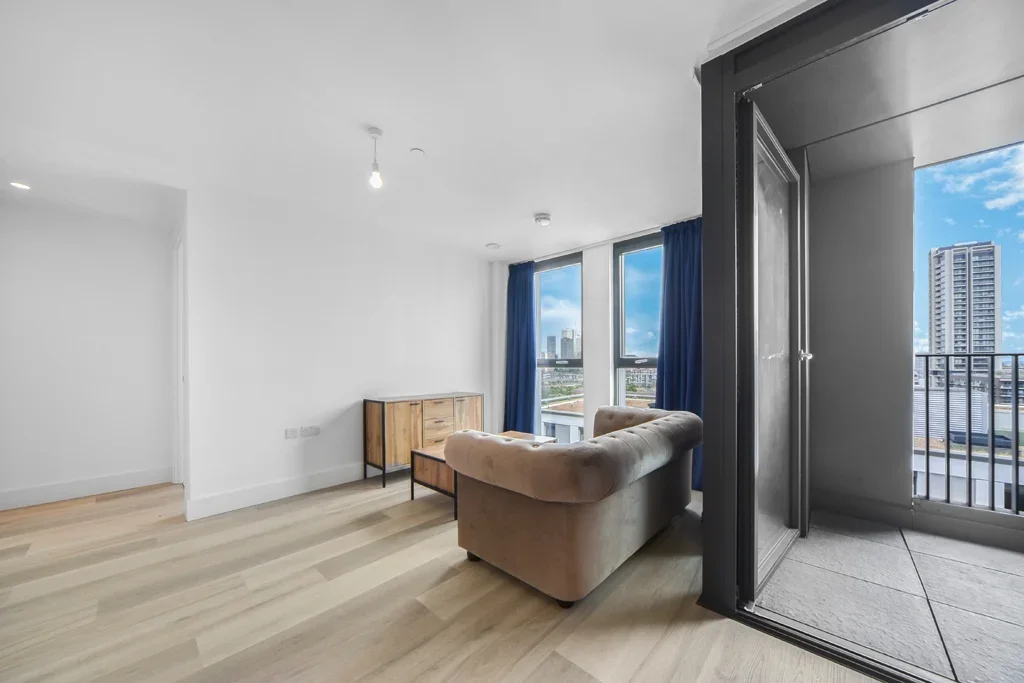 Flat Marshgate Lane in Greater London