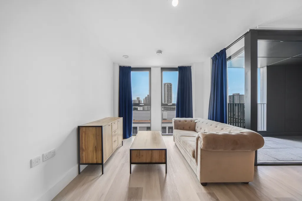 Flat Marshgate Lane in Greater London