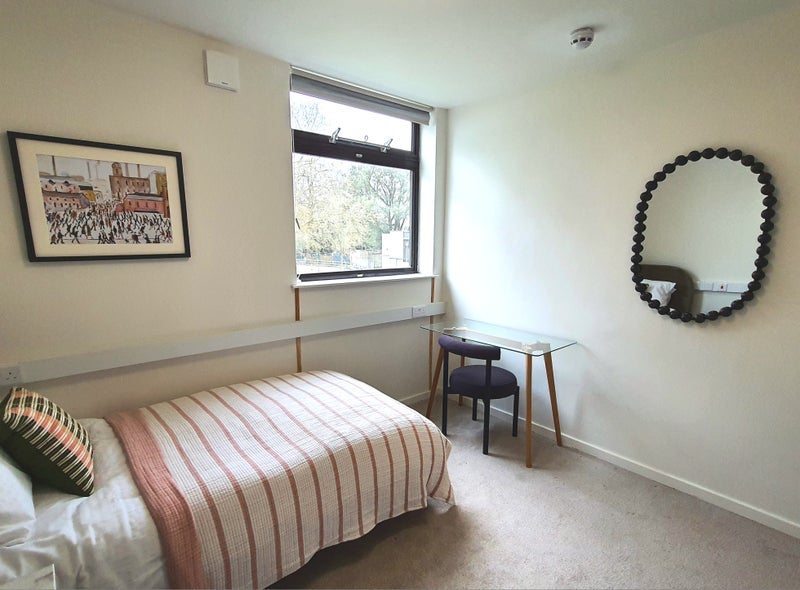 Room Tunworth Crescent in Greater London