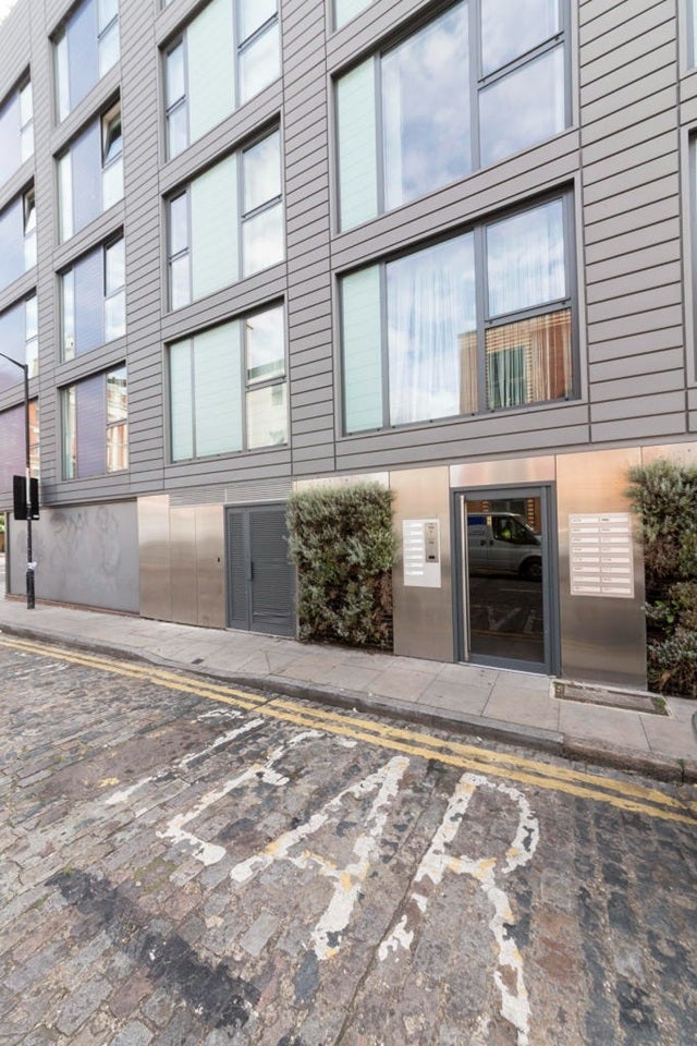 Flat Ratcliffe Cross Street in Greater London