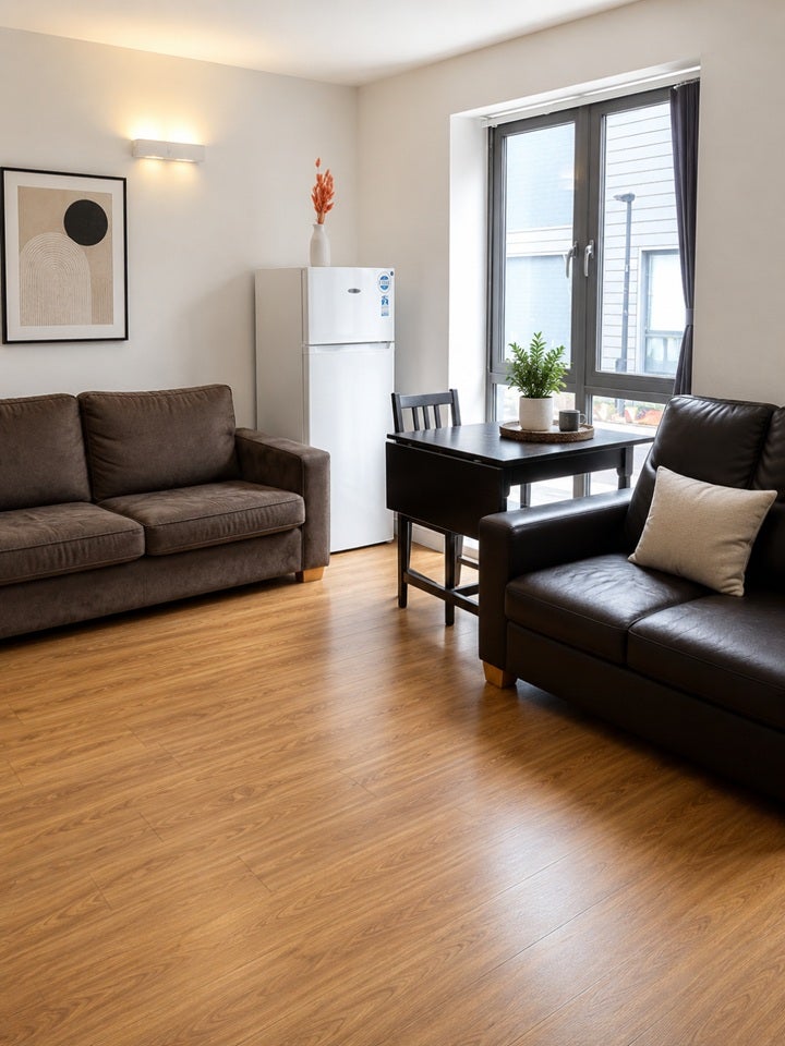 Flat Ratcliffe Cross Street in Greater London