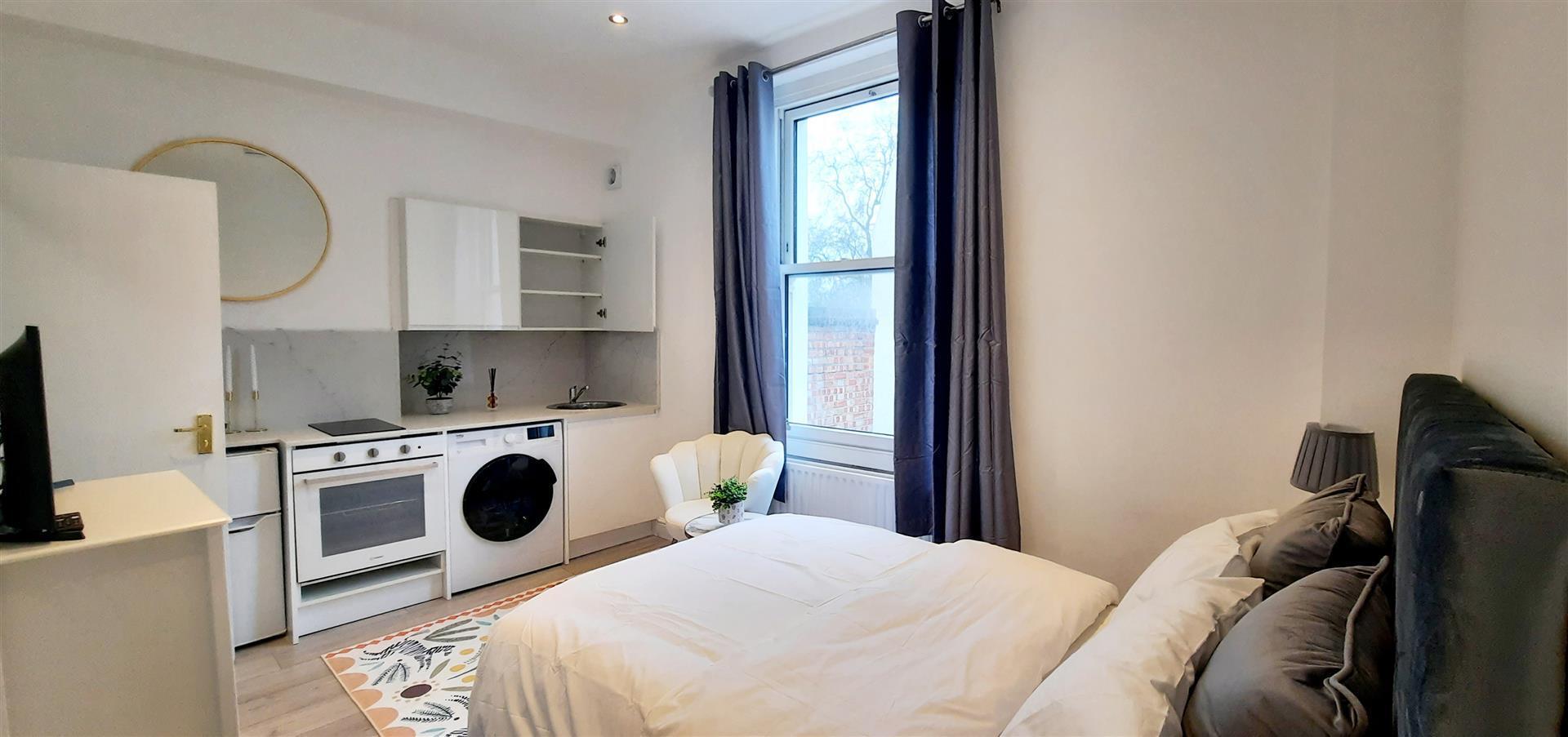 Flat Holland Road in Greater London