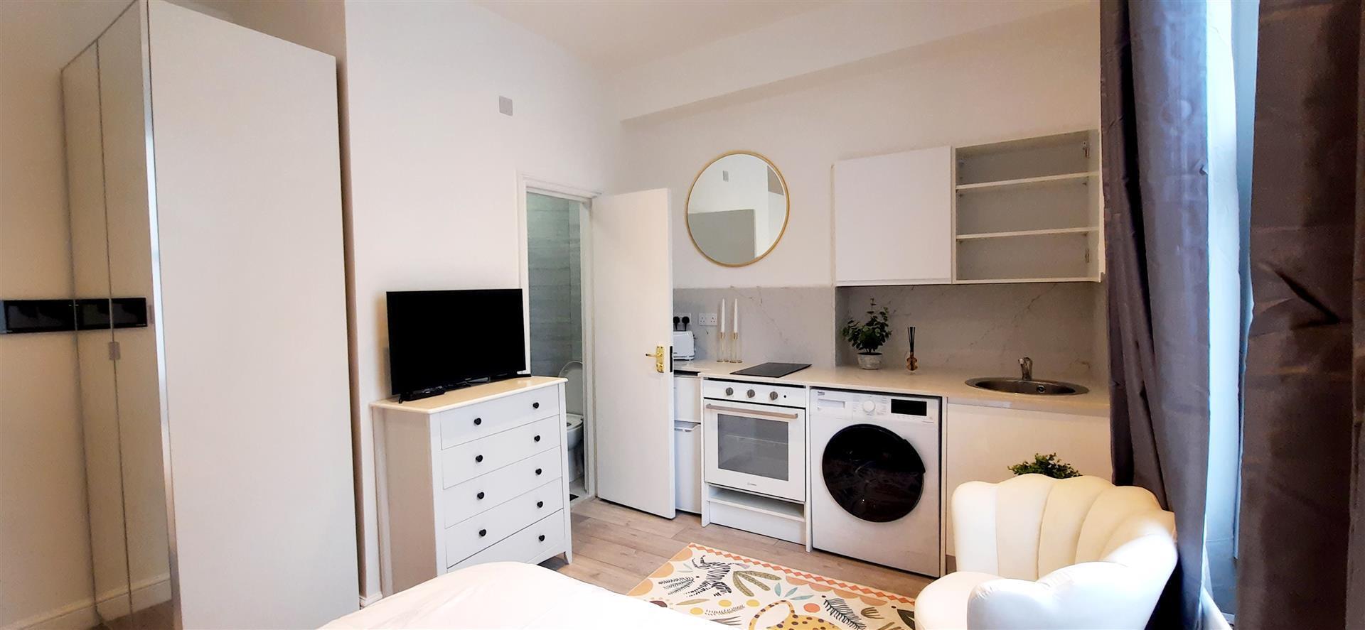 Flat Holland Road in Greater London