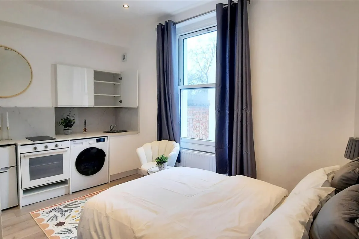 Flat Holland Road in Greater London