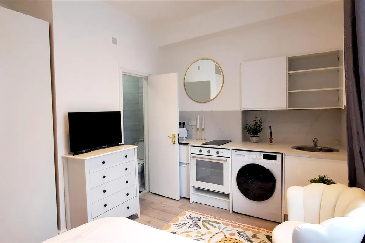 Flat Holland Road in Greater London