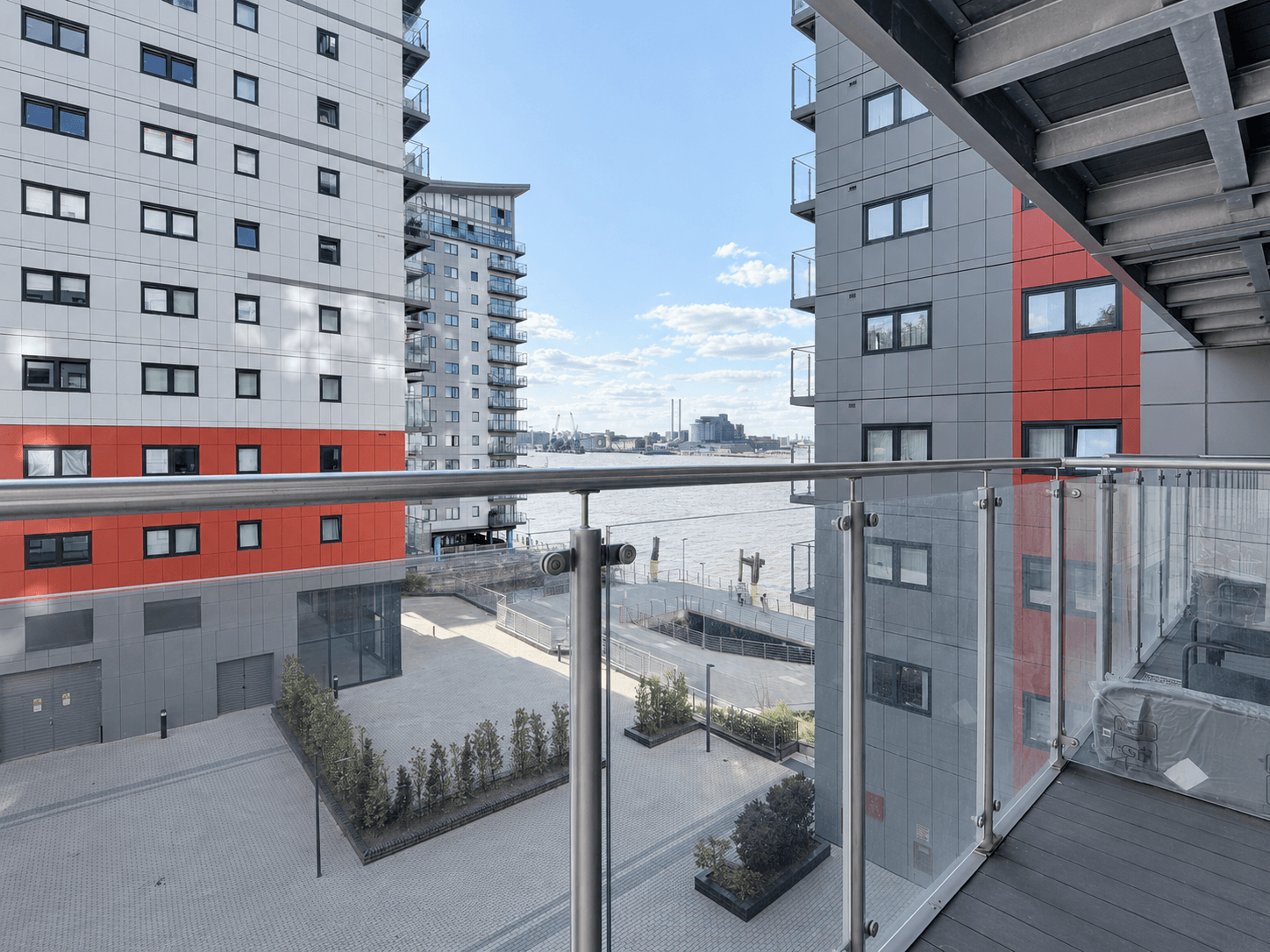 Flat Mast Quay in Greater London