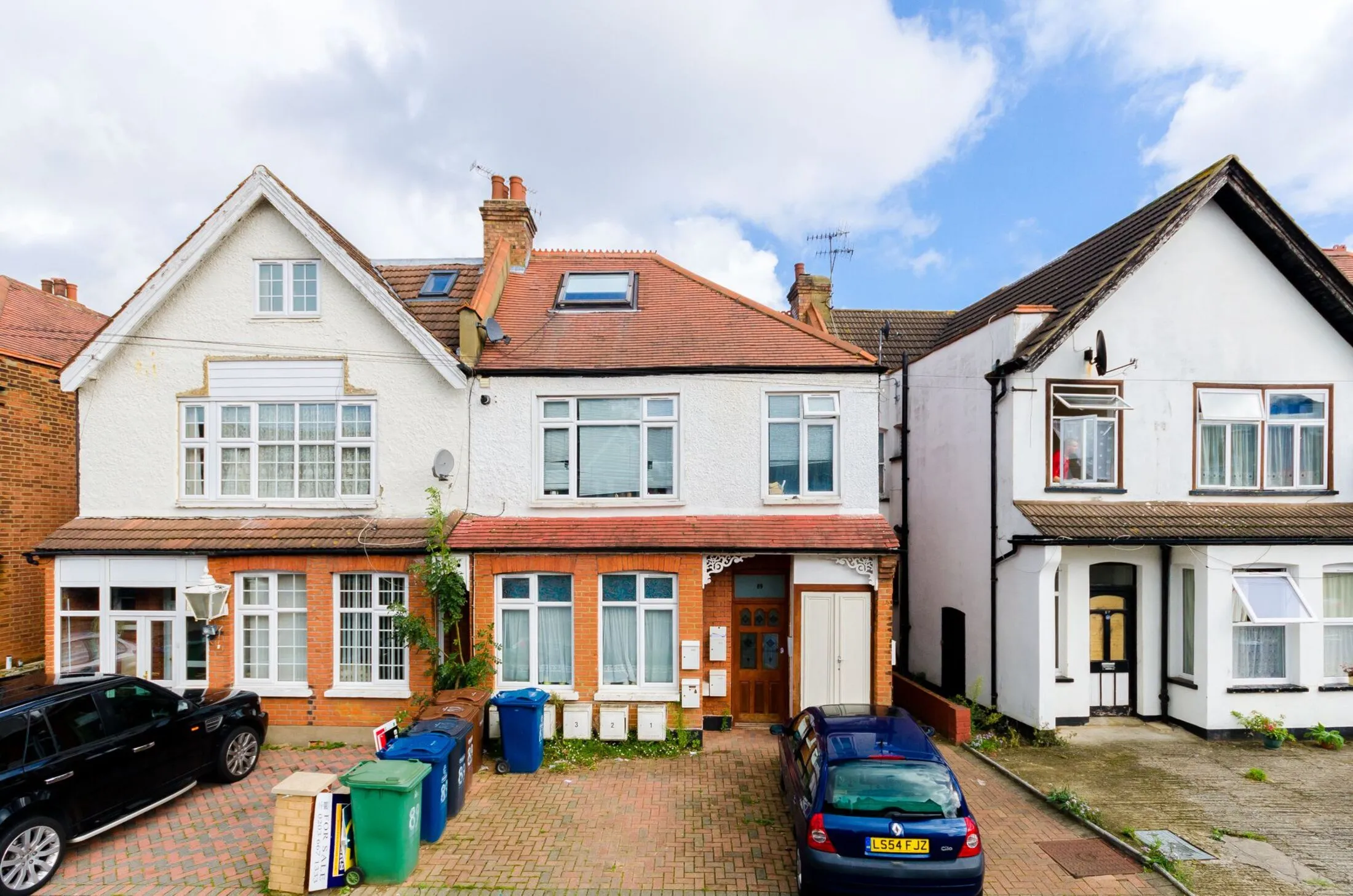 Flat Welldon Crescent in Greater London