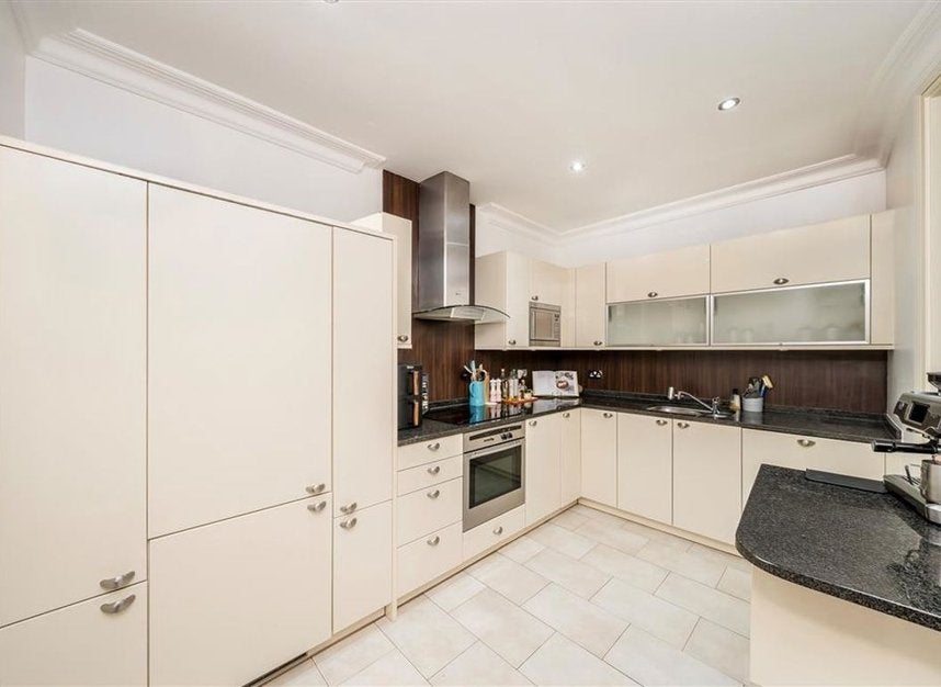 Flat Whitcome Mews in Greater London