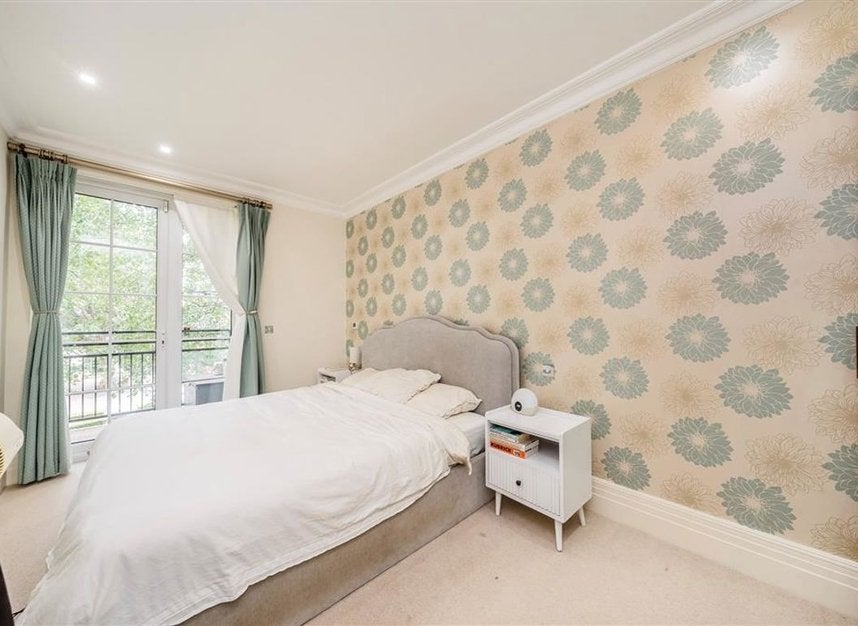 Flat Whitcome Mews in Greater London