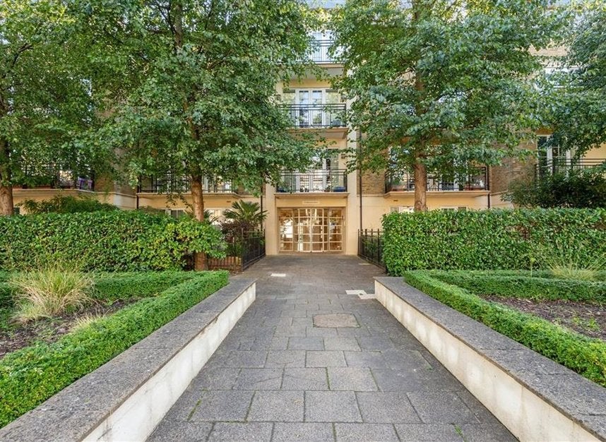 Flat Whitcome Mews in Greater London