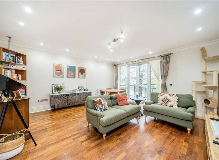 Flat Whitcome Mews in Greater London