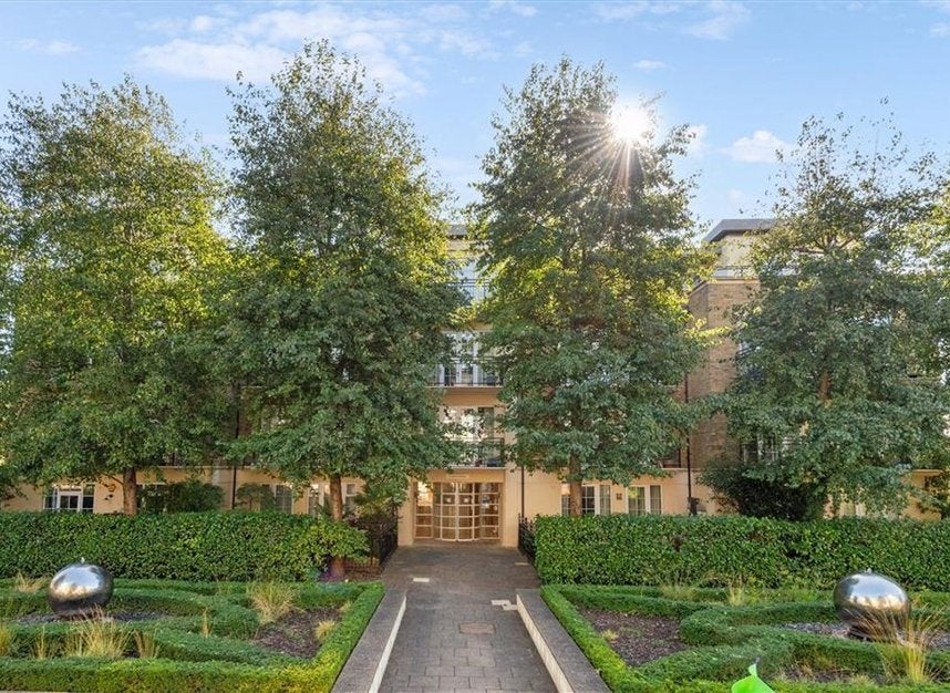 Flat Whitcome Mews in Greater London