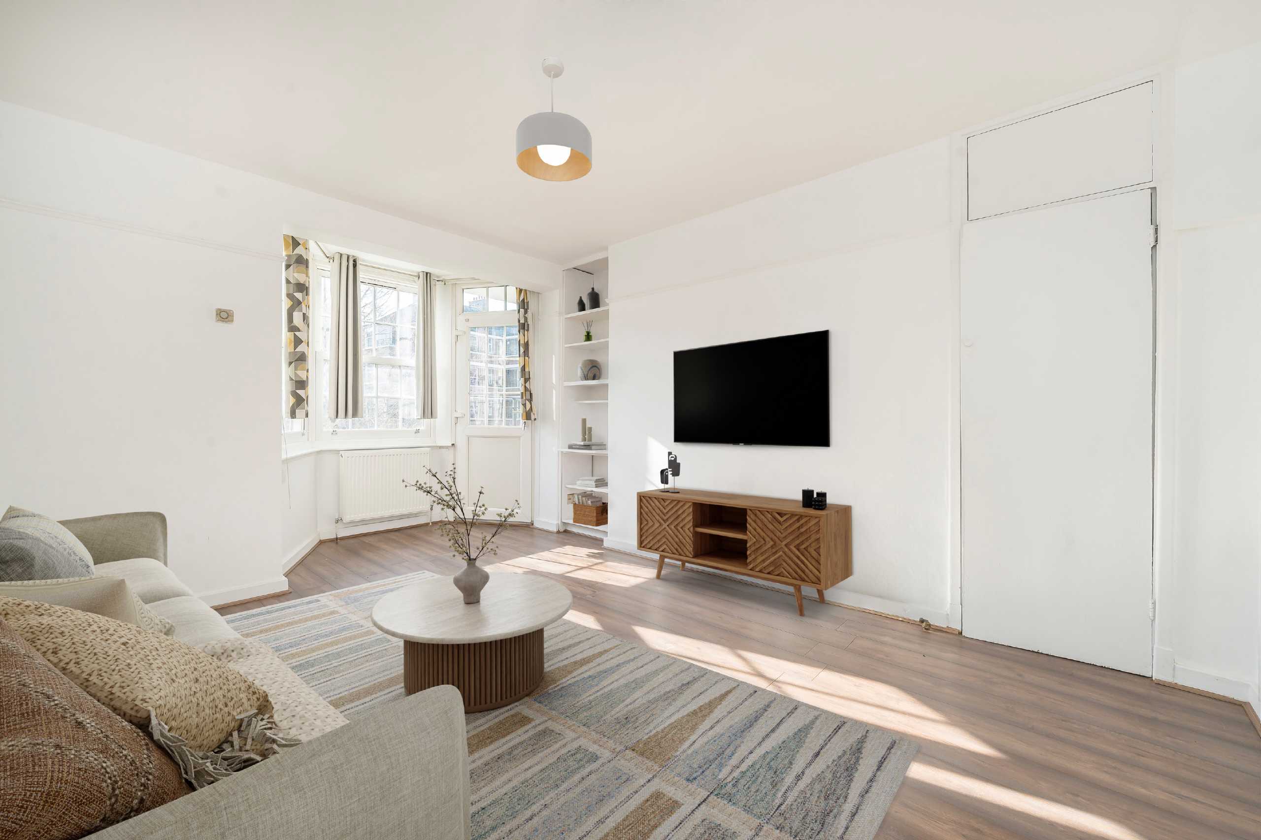Flat Emlyn Gardens in Greater London