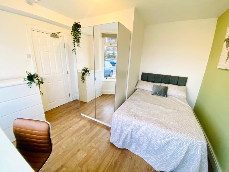 Room Parrs Wood Road in Manchester