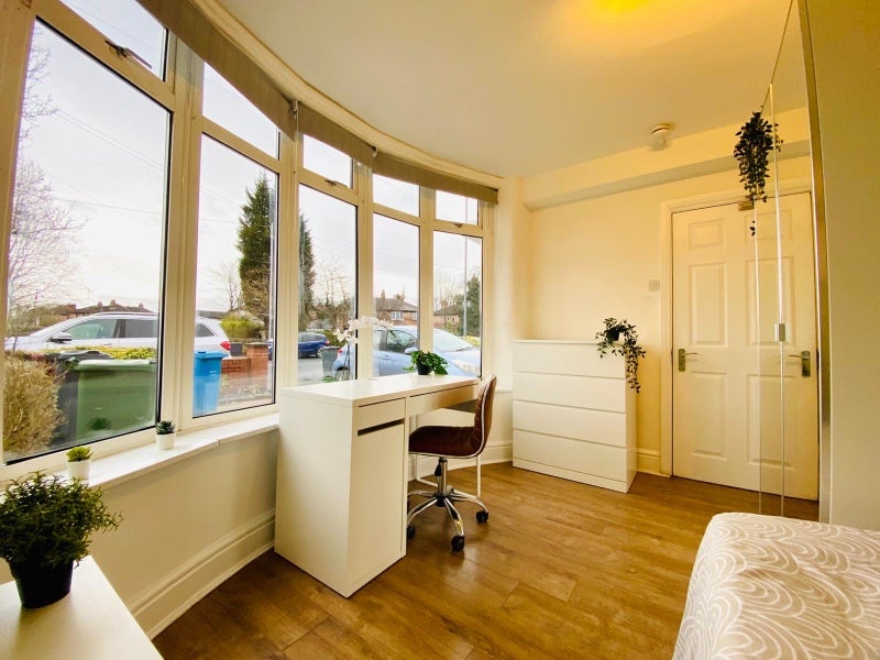 Room Parrs Wood Road in Manchester