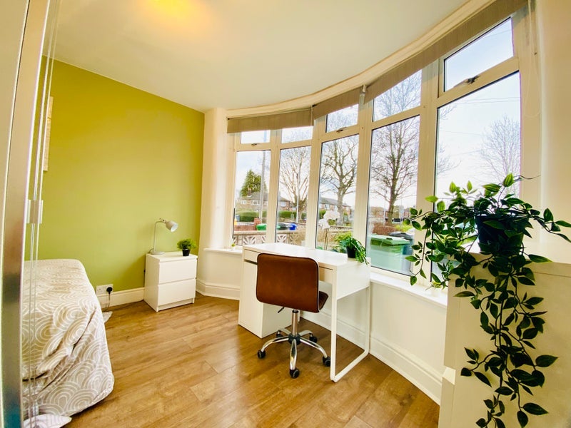 Room Parrs Wood Road in Manchester