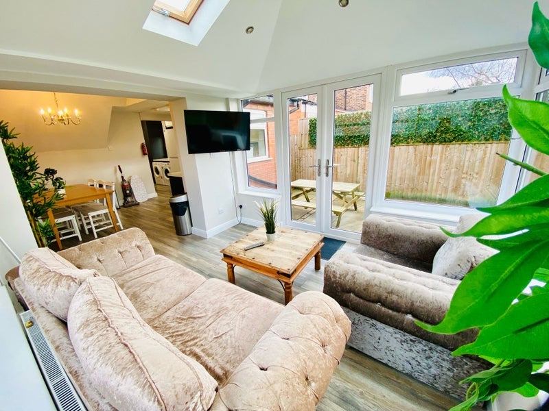 Room Parrs Wood Road in Manchester