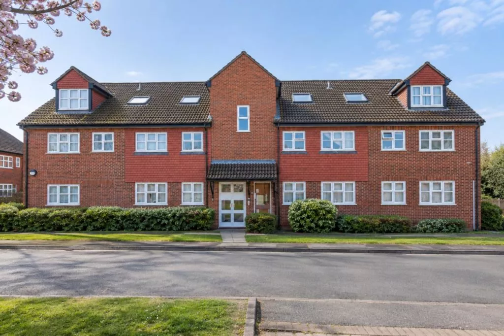 Flat Woodfield Close in Mole Valley