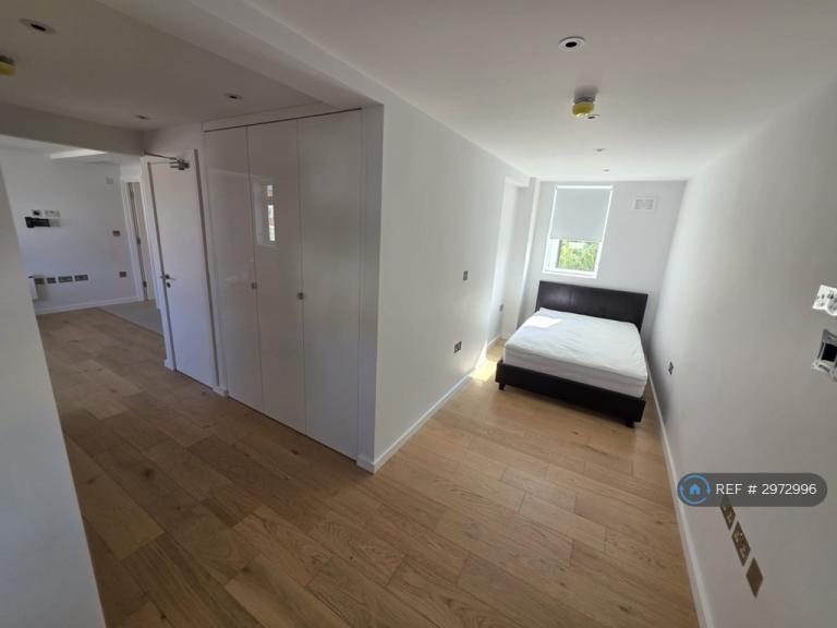Room Swan Way in Greater London