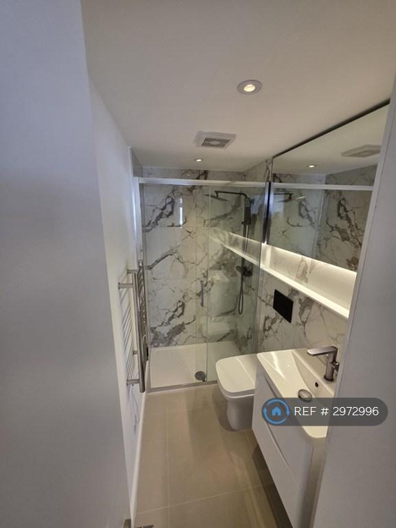 Room Swan Way in Greater London