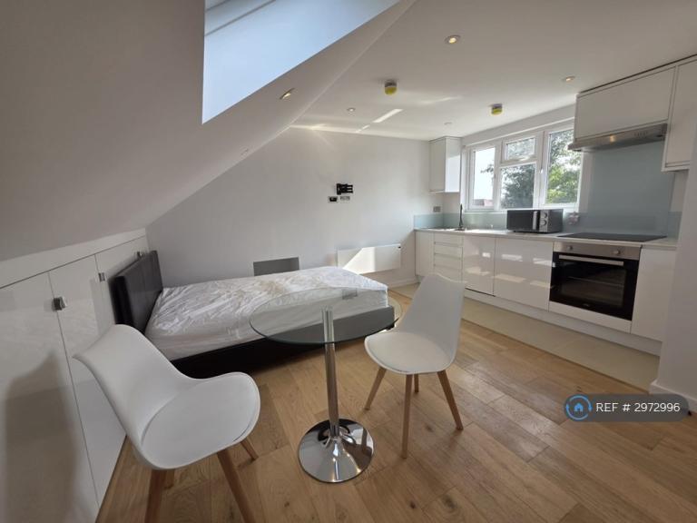 Room Swan Way in Greater London