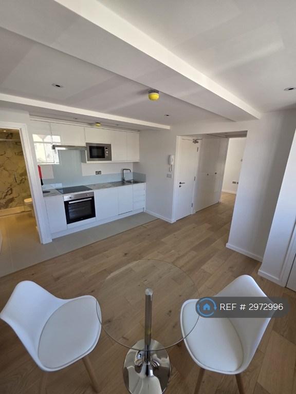 Room Swan Way in Greater London