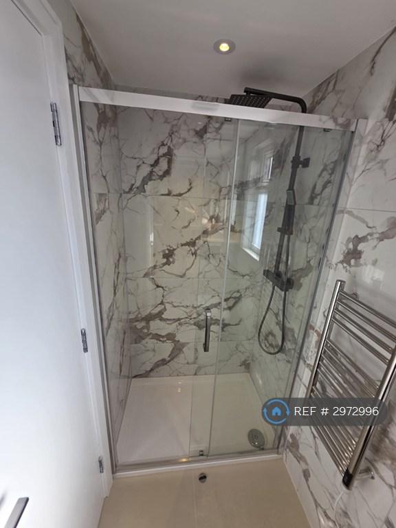 Room Swan Way in Greater London