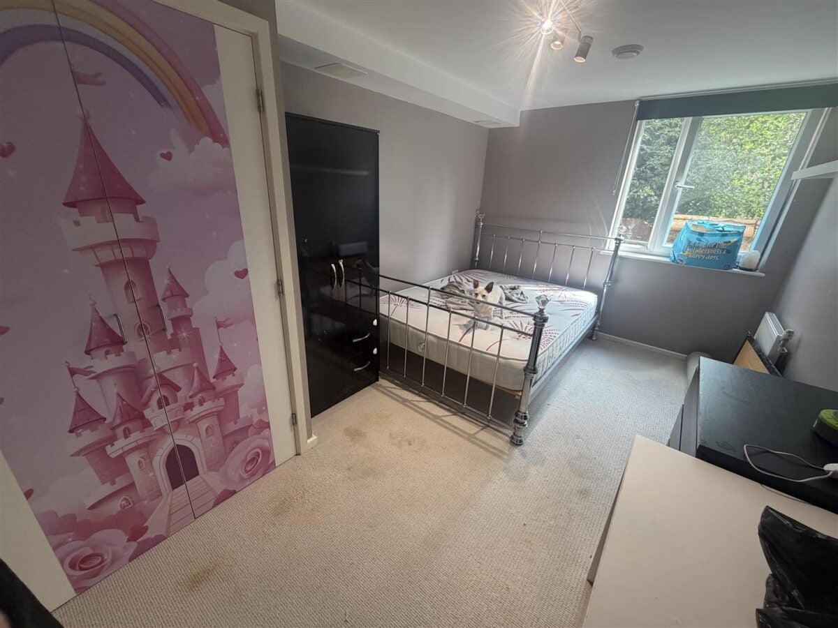 Flat Nursery Road in Greater London