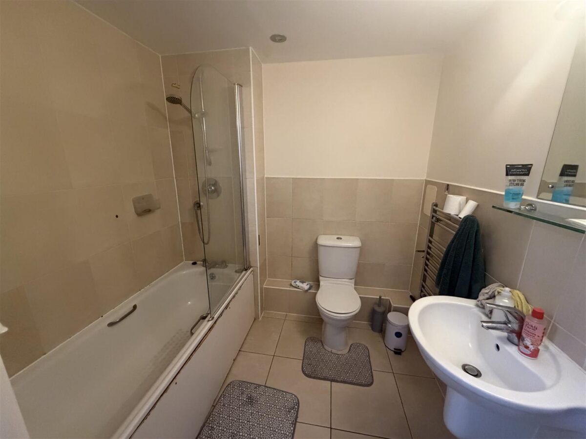 Flat Nursery Road in Greater London
